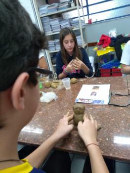 Técnica de escultura em argila - 8º ano B