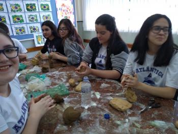 Técnica de escultura em argila - 8º ano B