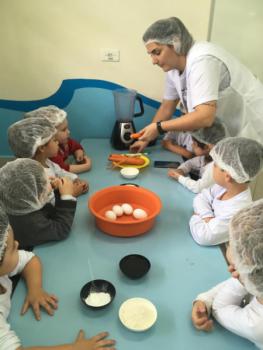 Preparo de bolo de cenoura - Maternal II