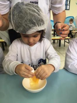 Preparo de bolo de cenoura - Maternal II