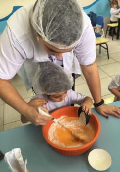 Preparo de bolo de cenoura - Maternal II