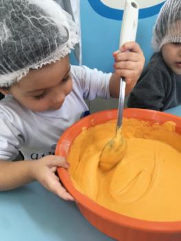 Preparo de bolo de cenoura - Maternal II