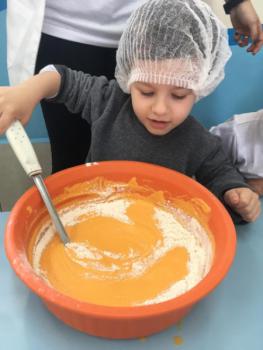 Preparo de bolo de cenoura - Maternal II