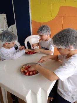 A turminha do Jardim II prepara uma deliciosa salada de frutas