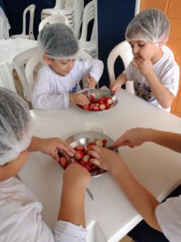 A turminha do Jardim II prepara uma deliciosa salada de frutas