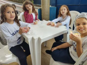 A turminha do Jardim II prepara uma deliciosa salada de frutas