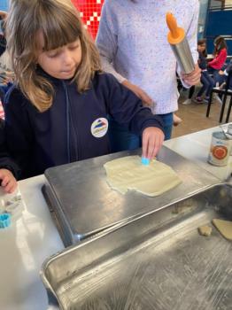 Alunos dos 1ºs anos preparam bolachas