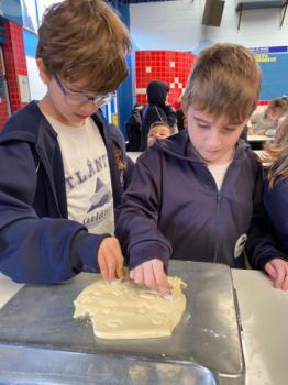 Alunos dos 1ºs anos preparam bolachas