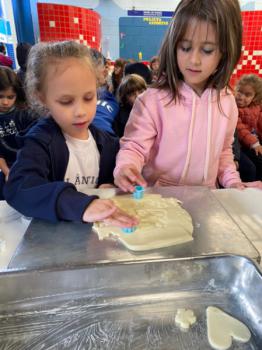 Alunos dos 1ºs anos preparam bolachas