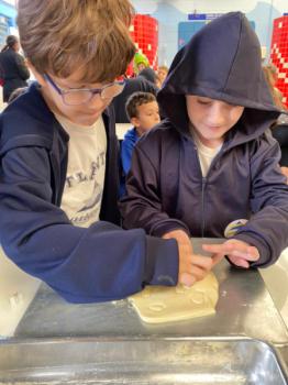 Alunos dos 1ºs anos preparam bolachas