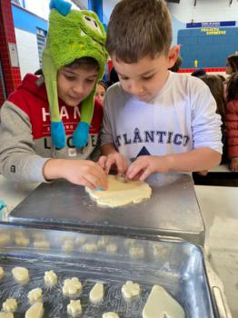 Alunos dos 1ºs anos preparam bolachas