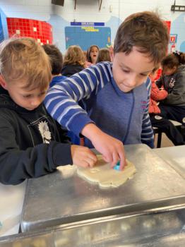 Alunos dos 1ºs anos preparam bolachas