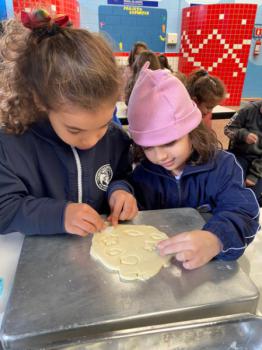 Alunos dos 1ºs anos preparam bolachas