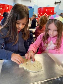 Alunos dos 1ºs anos preparam bolachas