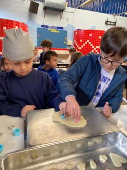 Alunos dos 1ºs anos preparam bolachas