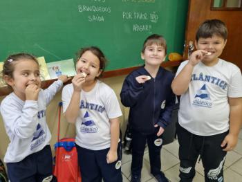 Alunos dos 1ºs anos preparam bolachas