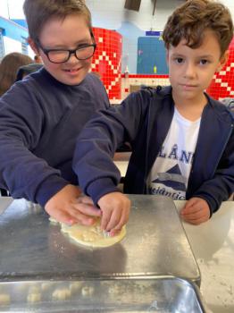 Alunos dos 1ºs anos preparam bolachas